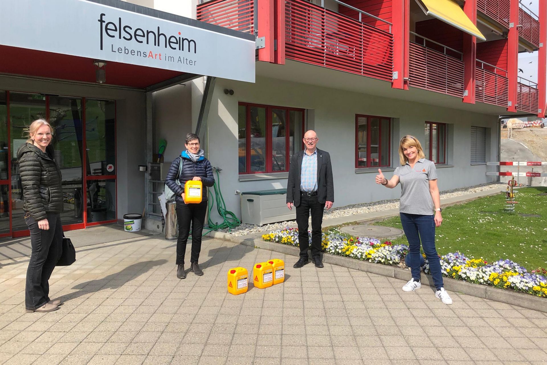 西卡员工为养老院送去洗手液