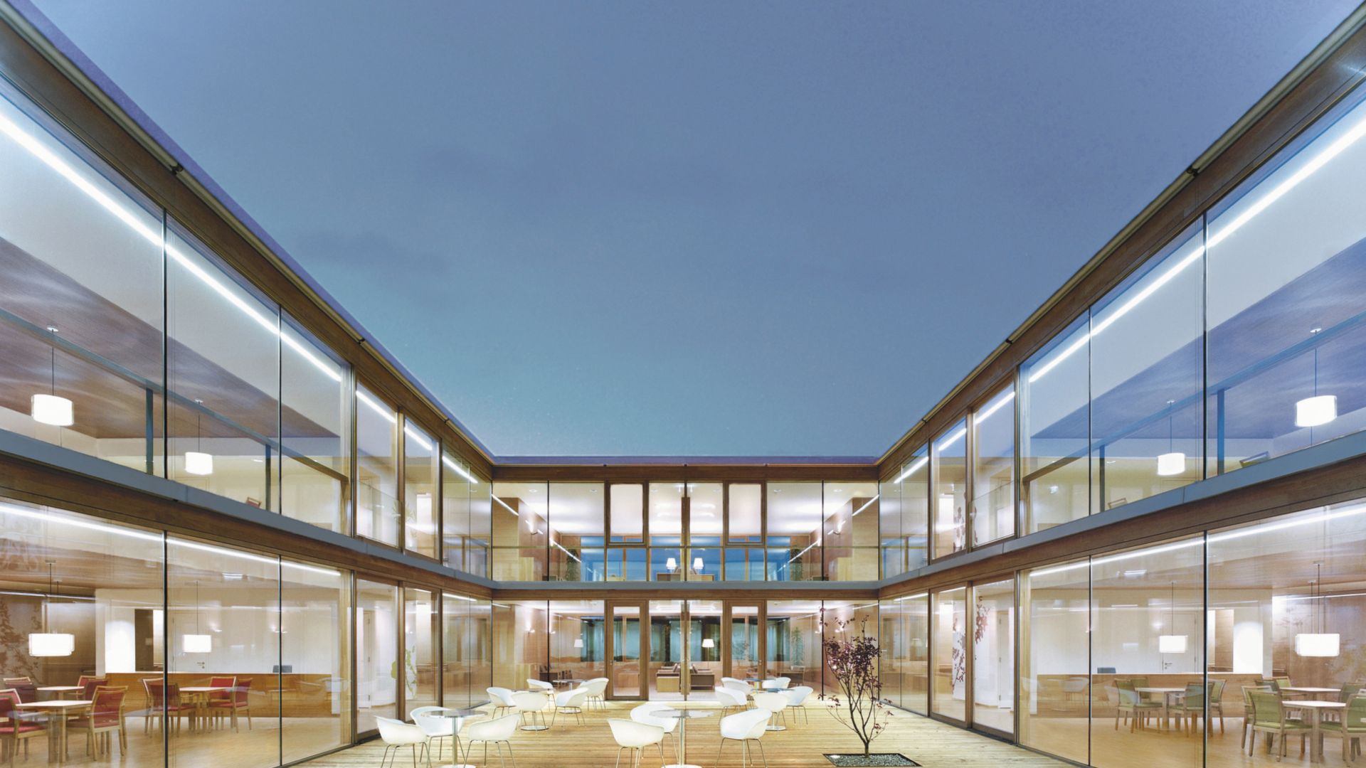 露台庭院的座位区，带有玻璃幕墙