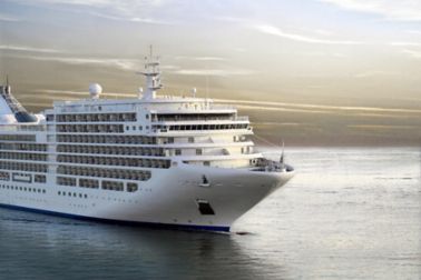 日出时海上有一艘海上巡洋舰