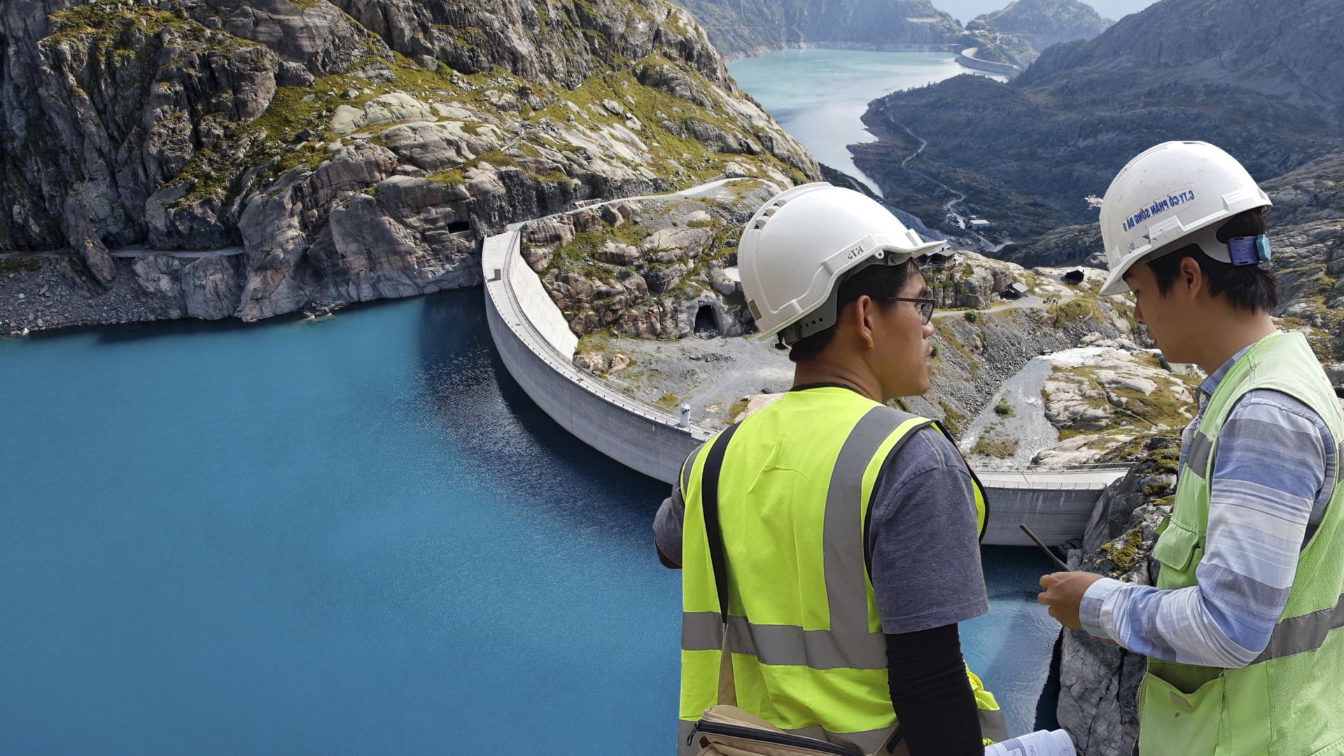 Sika engineer consults customer at dam project