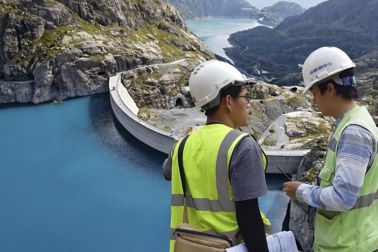 Sika engineer consults customer at dam project