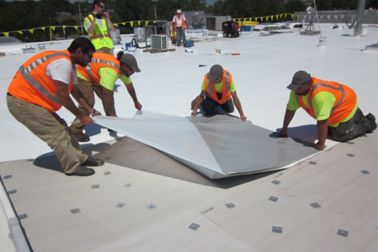 在数据中心应用西卡屋顶解决方案的工人