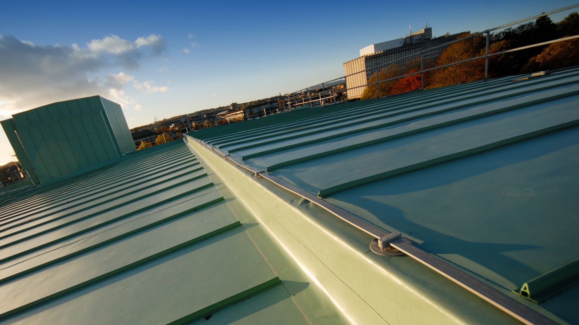 Single-ply roof membrane with metal rib decorative profile seam