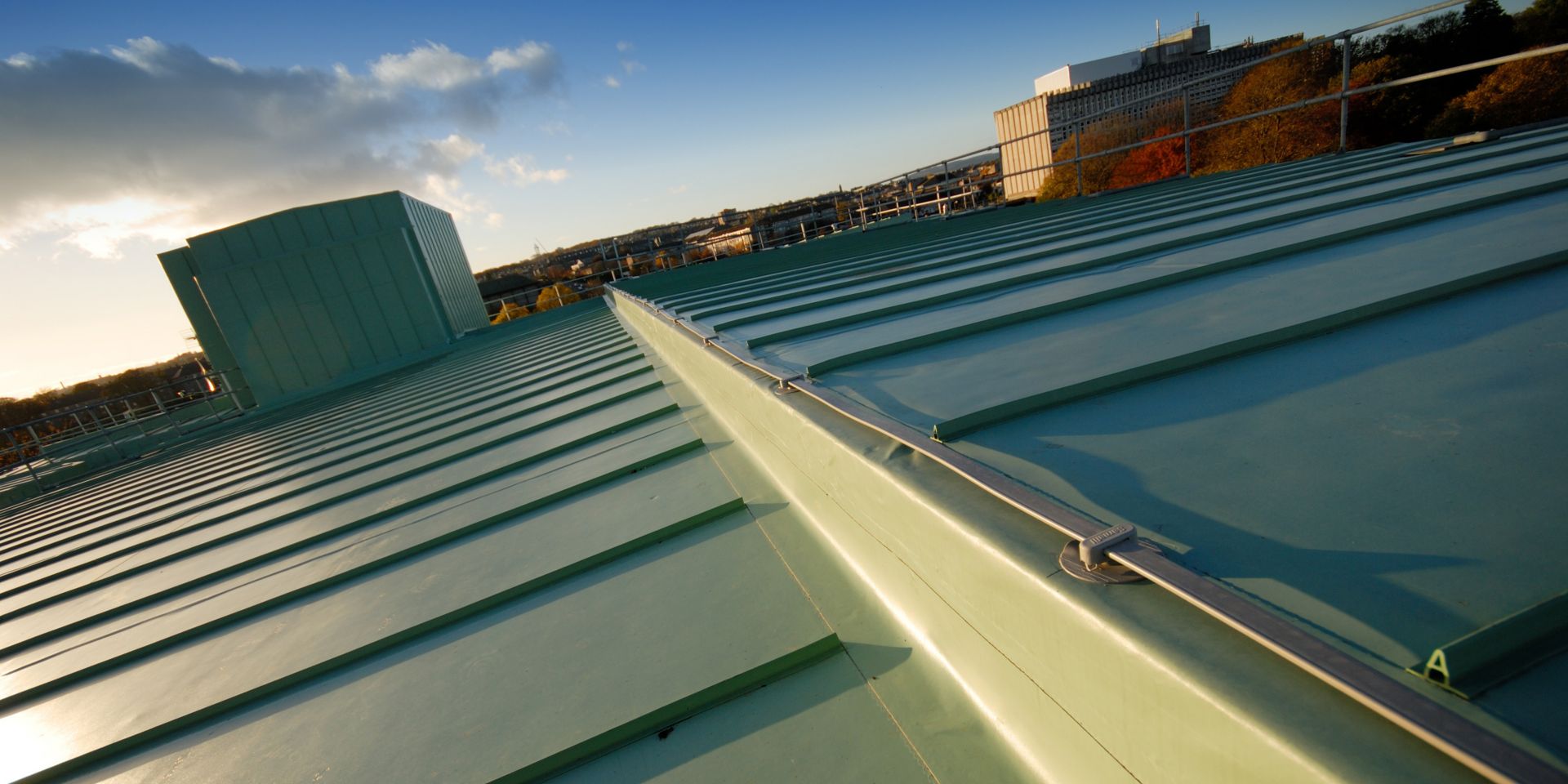 Single-ply roof membrane with metal rib decorative profile seam