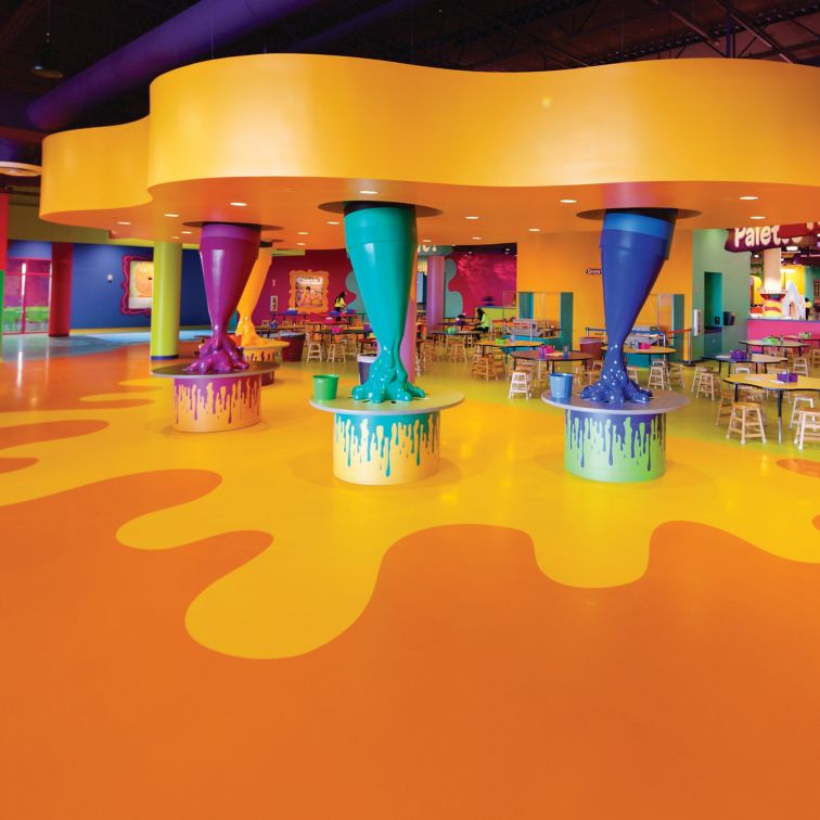 在佛罗里达州Crayola体验中，用Sika Comfortfloor系统制成的彩色装饰地板