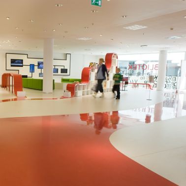 Colorful orange and white decorative floor made with Sika ComfortFloor system in Hjorring Library in Denmark