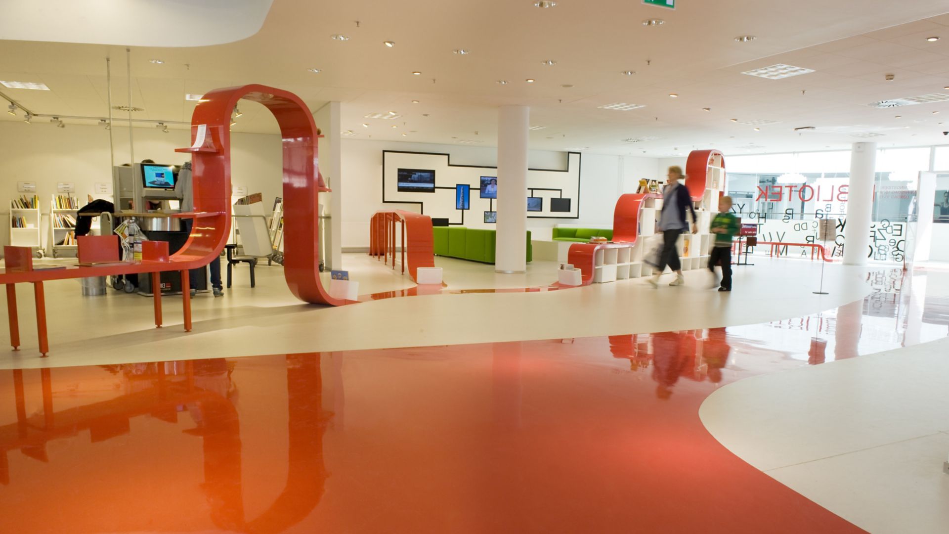 Colorful orange and white decorative floor made with Sika ComfortFloor system in Hjorring Library in Denmark