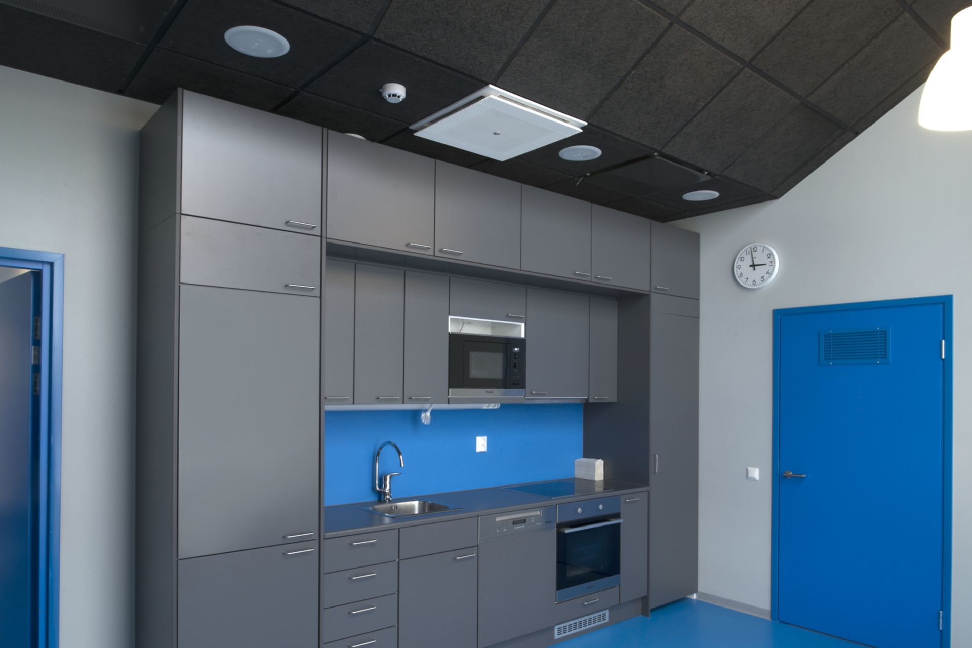 Decorative blue floor grey kitchen at Kokkola campus hall school in Finland with Sika ComfortFloor system