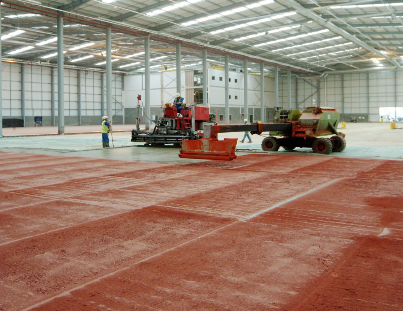 干动摇硬化剂直接播放到新鲜混凝土楼板在仓库