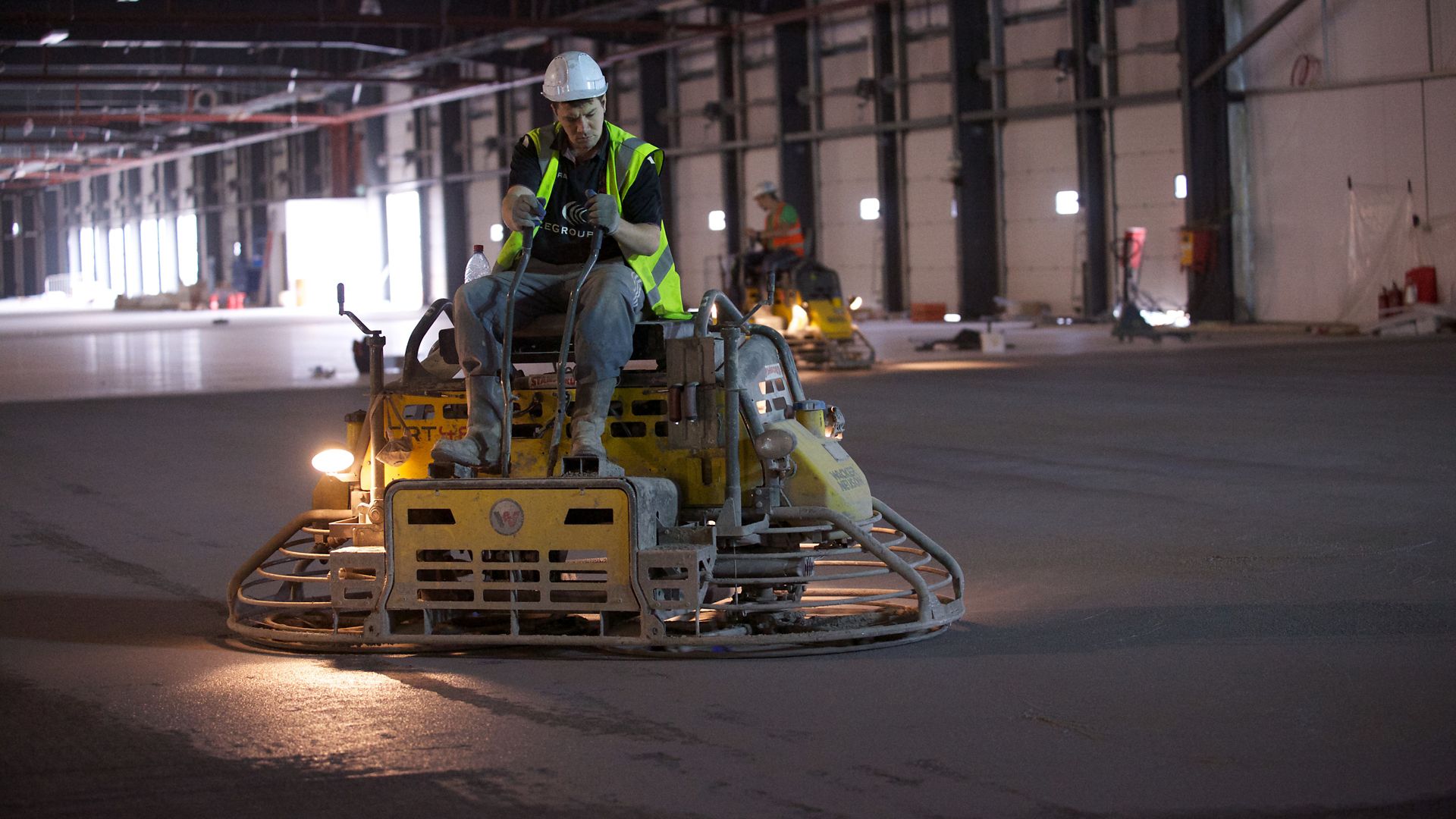 Polishing concrete floor after dry shake hardeners application