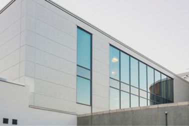 建造的建筑用夹层面板钢面部元素与SikaForce合作