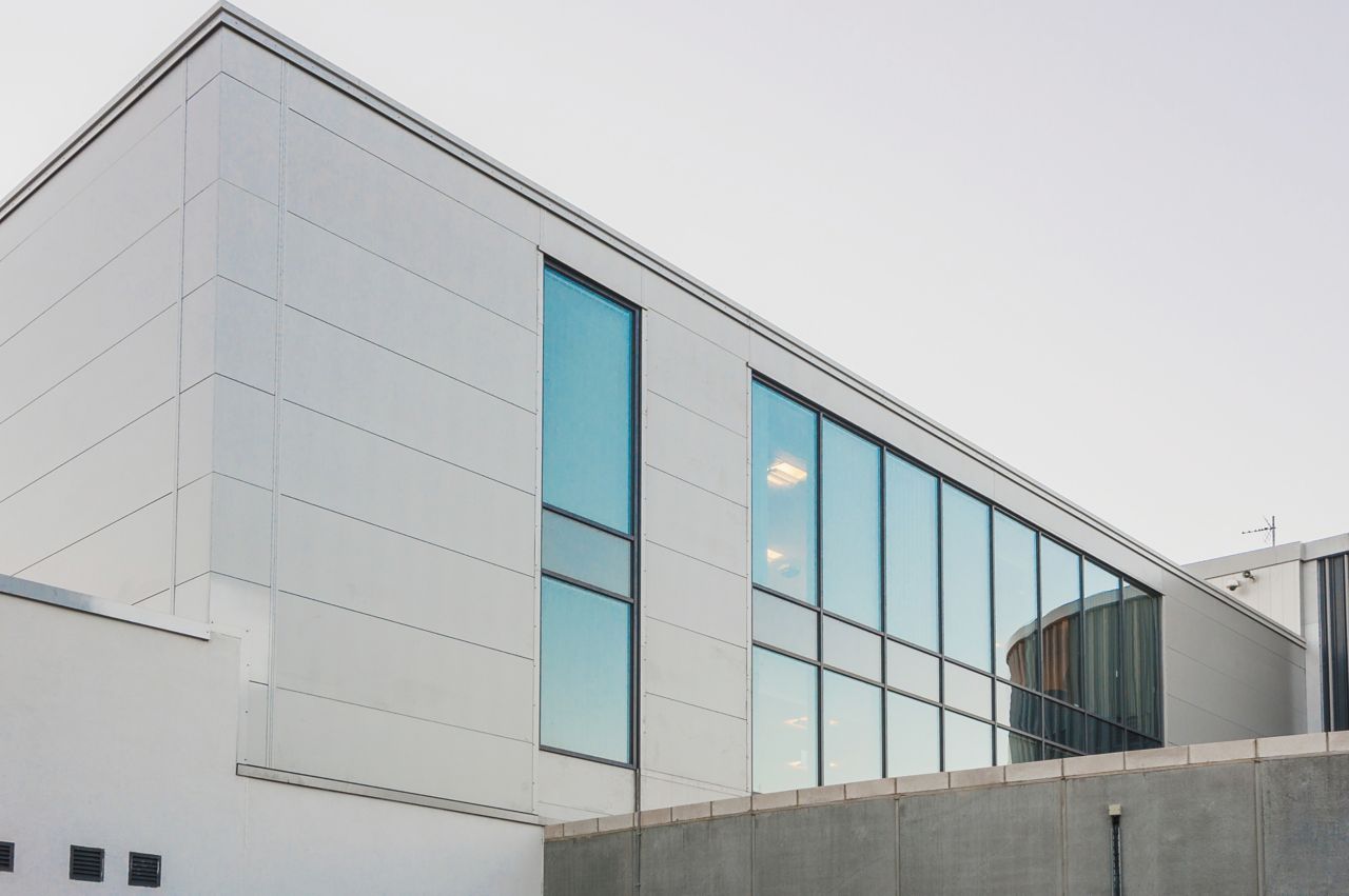 该建筑由夹芯板钢面元素与SikaForce结合而成