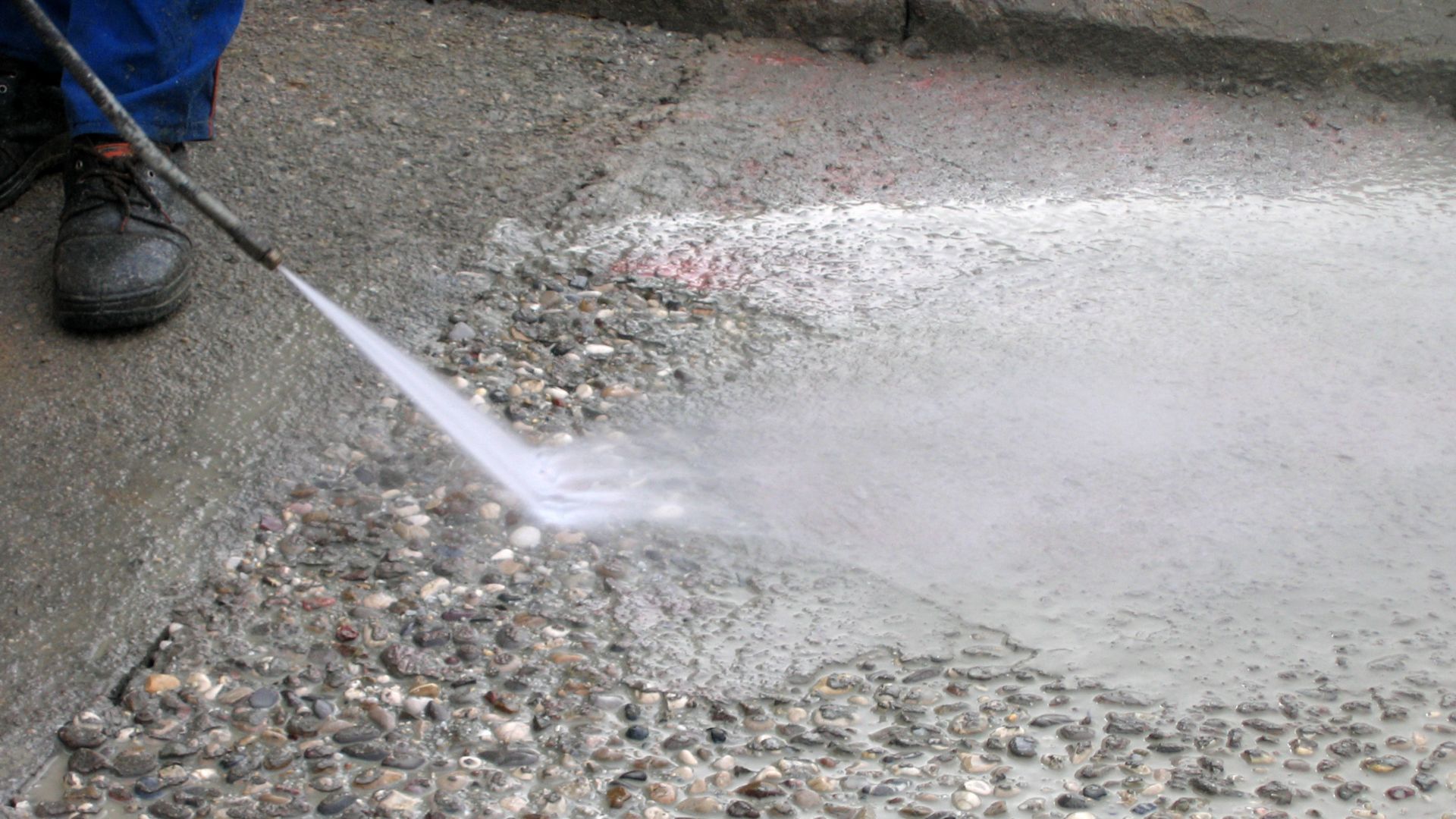 Spraying to expose aggregate on concrete surface using surface retarder