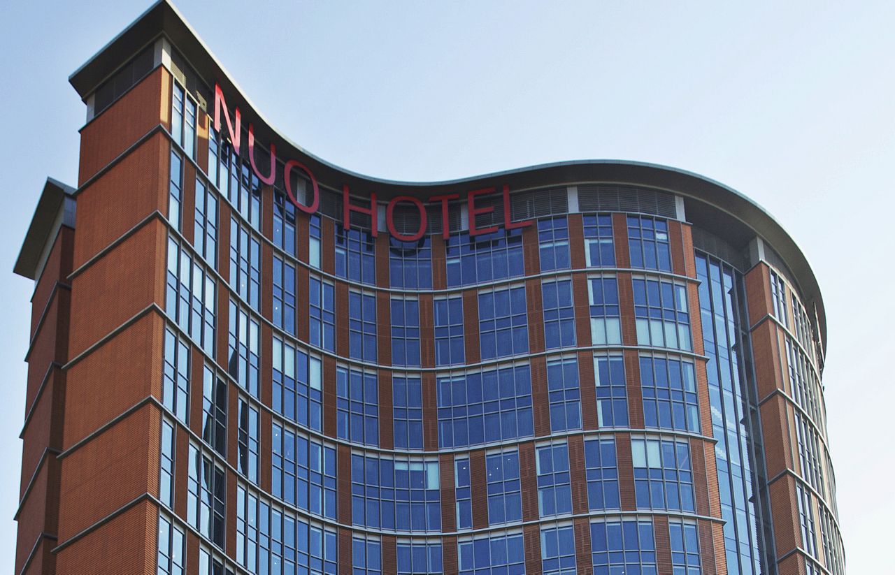 高层酒店综合体与玻璃扇形面板