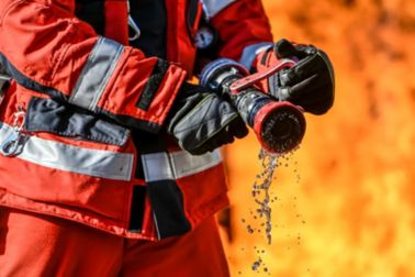 消防员用水熄灭火