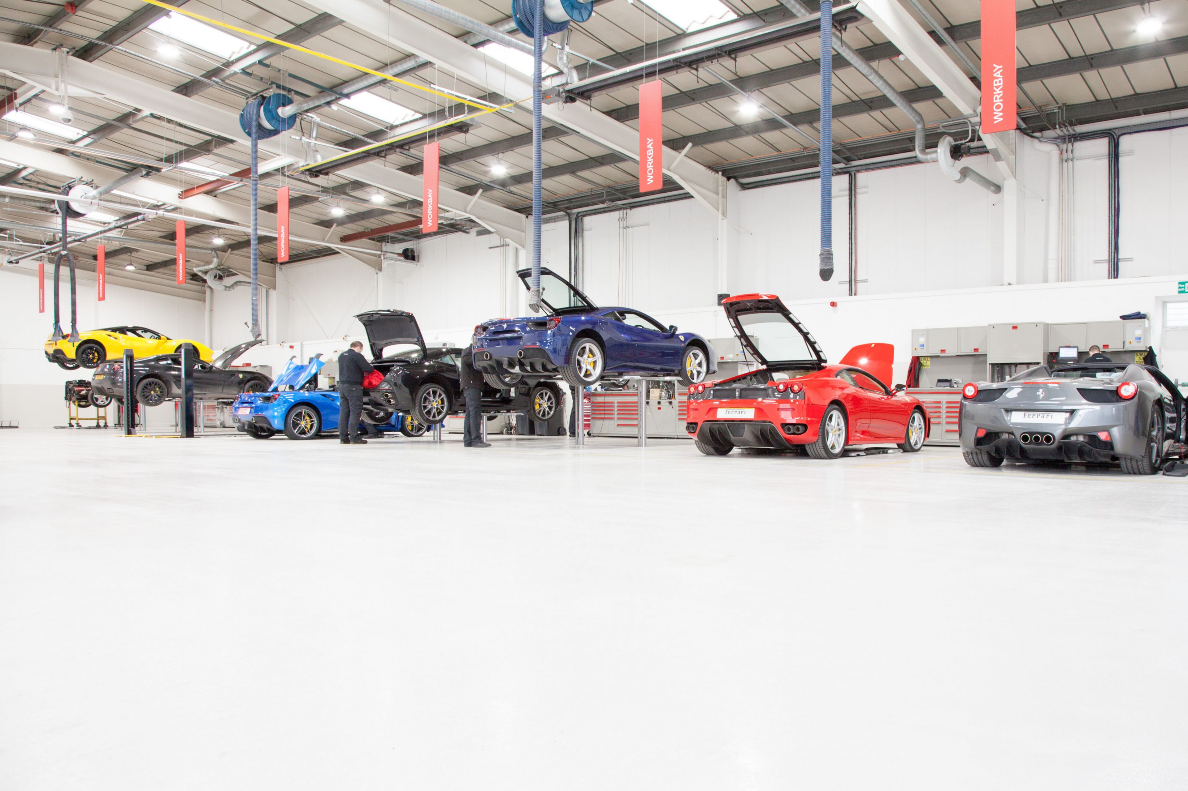 Sikafloor系统的高光泽表面在法拉利汽车修理车间