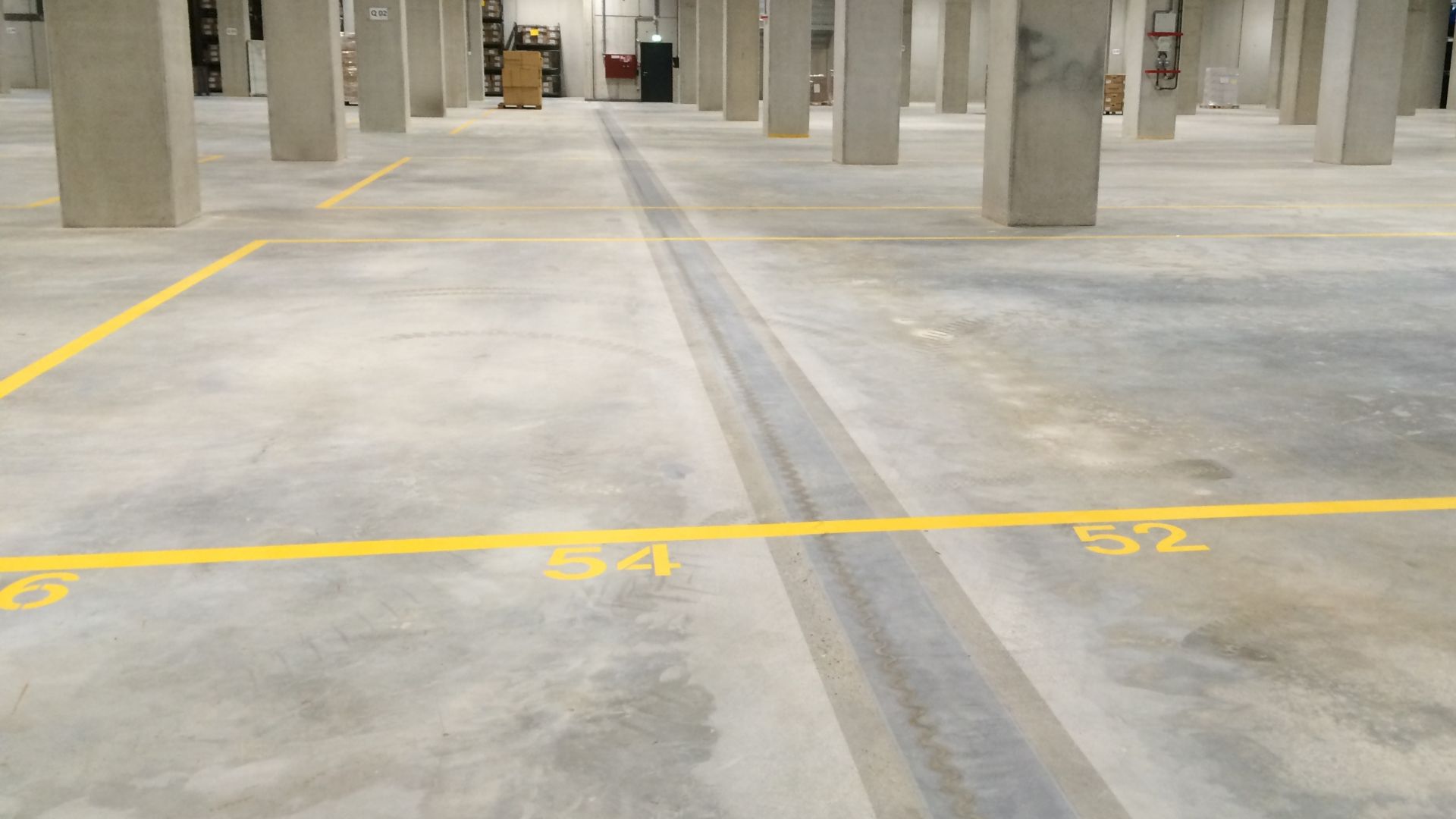 Floor joint in warehouse floor