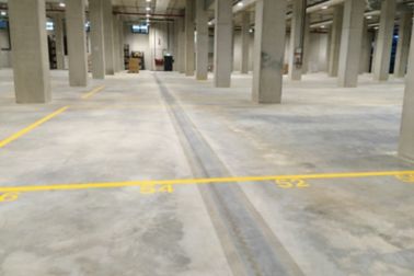 Floor joint in warehouse floor