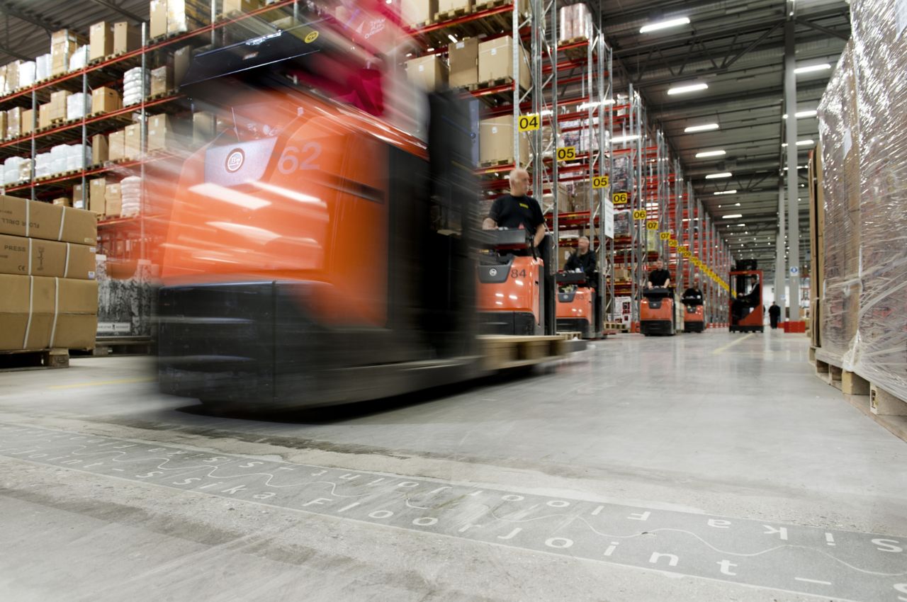 Floor joint in warehouse floor