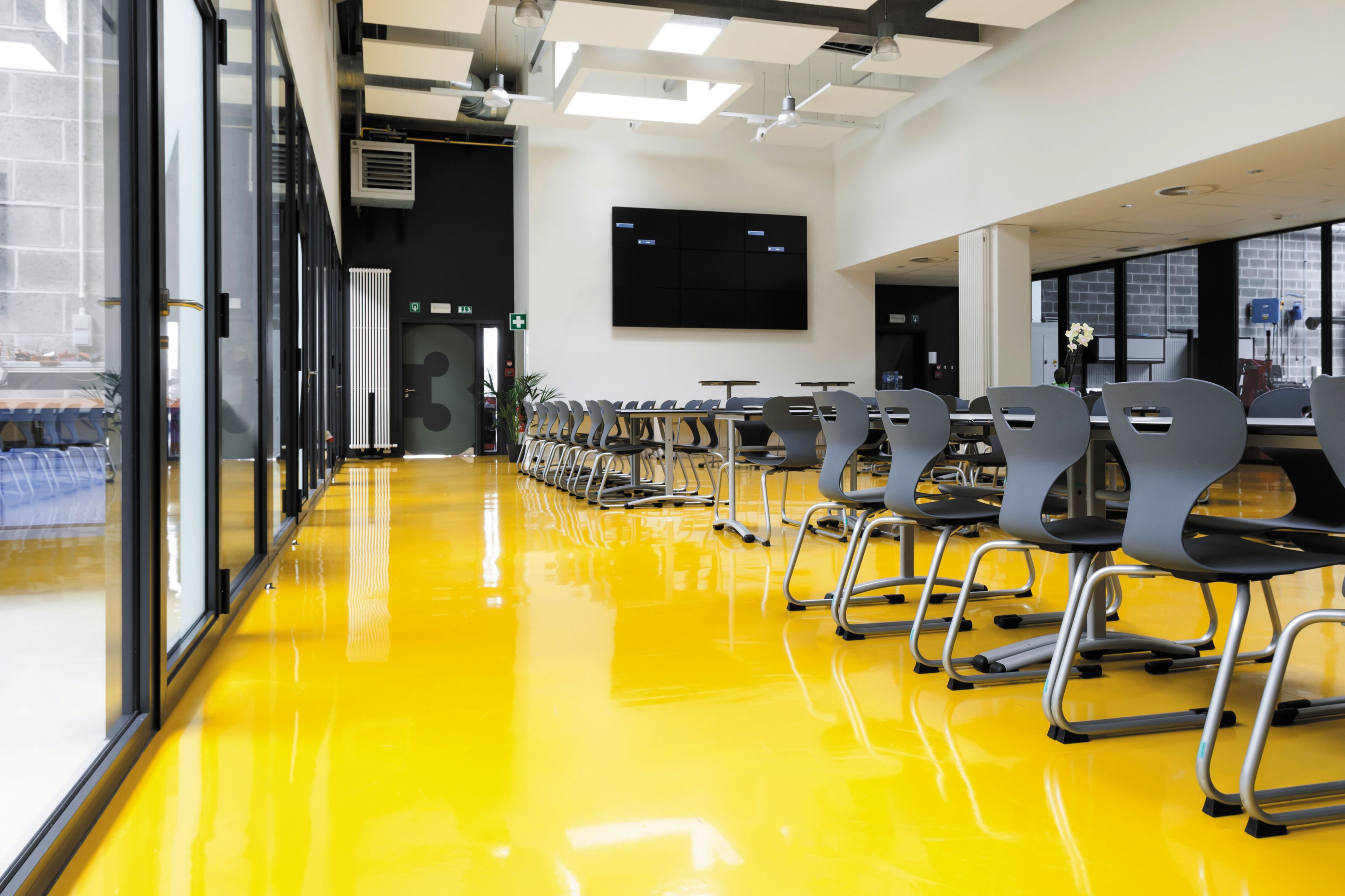Sika ComfortFloor® yellow floor at school cafeteria