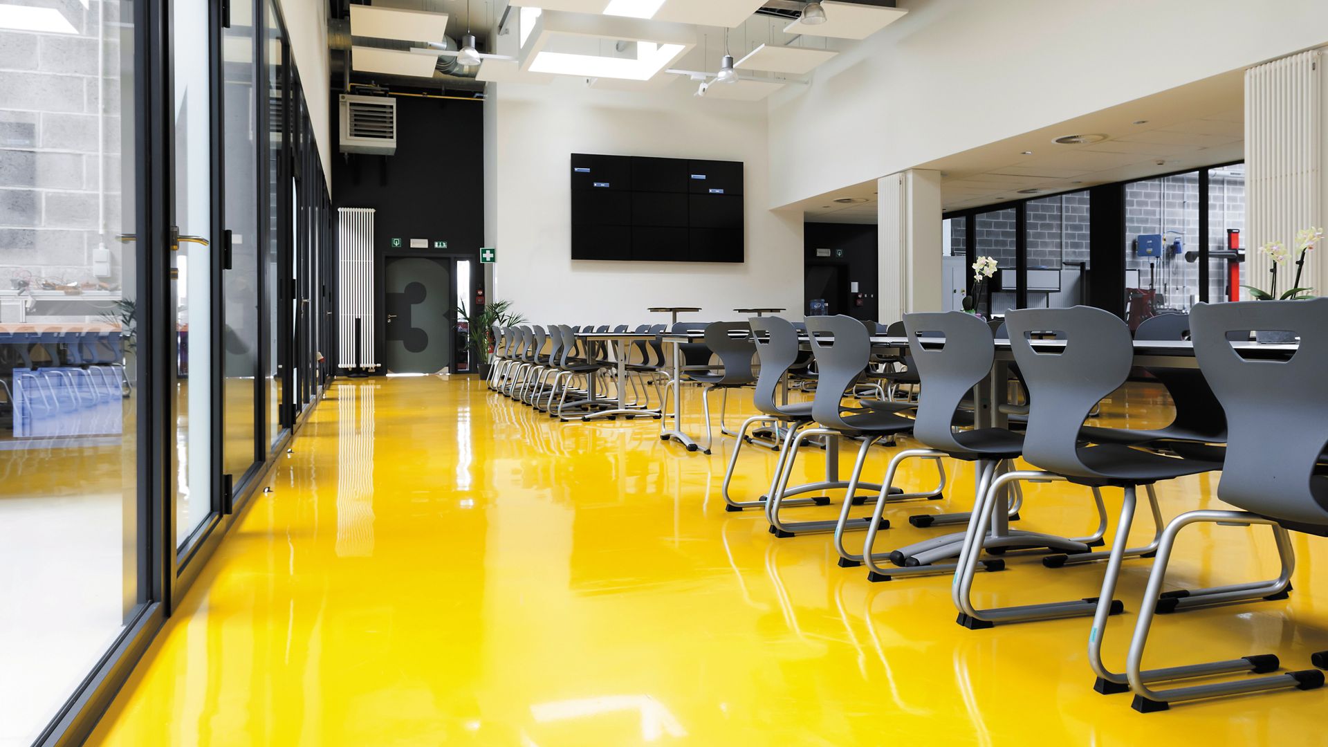 Sika ComfortFloor® yellow floor at school cafeteria