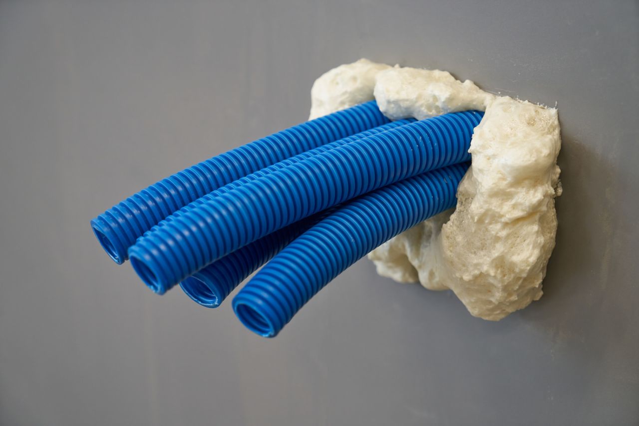 一名男子在建筑工地涂抹梅花族泡沫