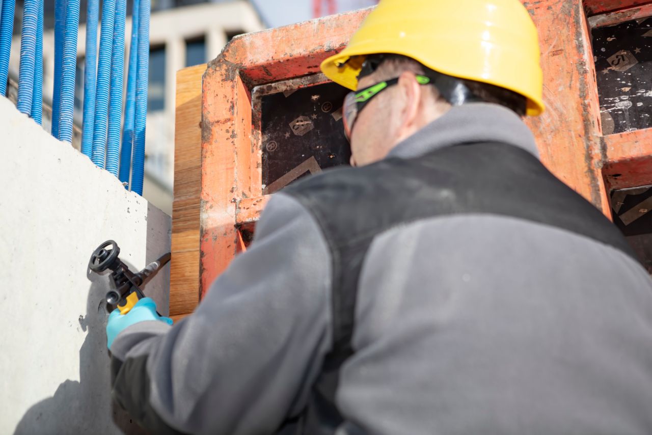 一名男子在建筑工地涂抹梅花族泡沫