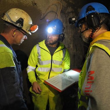 Discussing shotcrete application with the Boliden Nozzlemen and technical personnel in the Garpenberg Mine