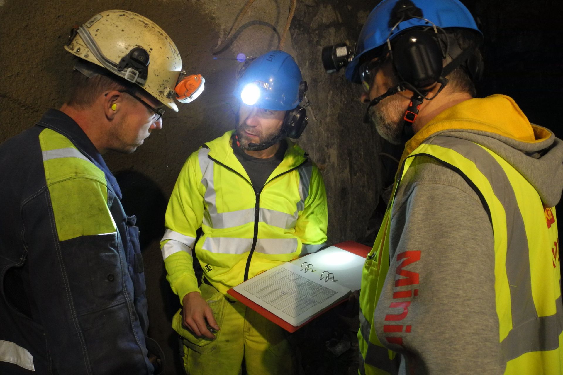 Discussing shotcrete application with the Boliden Nozzlemen and technical personnel in the Garpenberg Mine