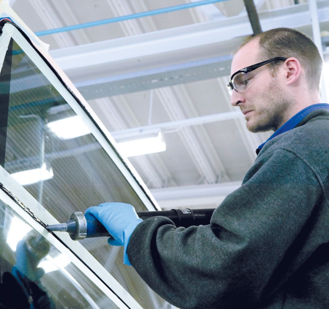 绑定一辆公共汽车的玻璃后窗与手动枪