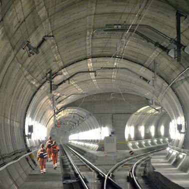 建筑工人在瑞士圣哥达隧道内行走