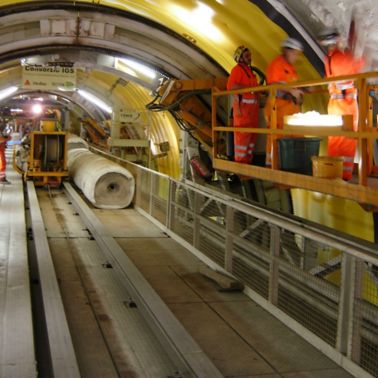 建筑工人用Sikaplan薄膜防止瑞士圣哥达隧道的防水