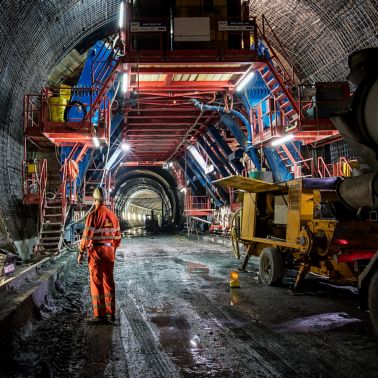 建筑工人站在瑞士圣哥达隧道内