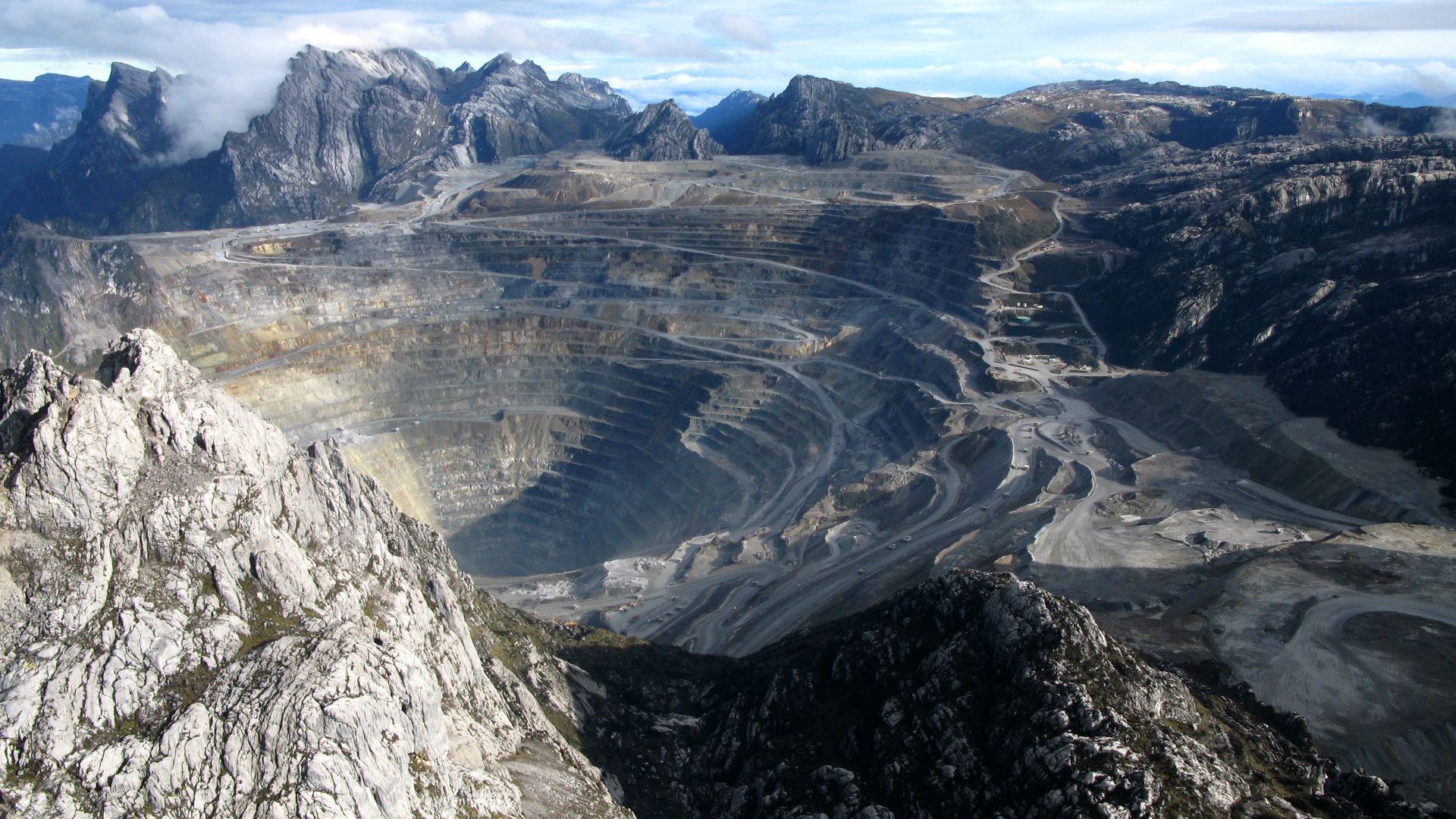 https://sika.scene7.com/is/image/sika/glo-grasberg-mine-indonesia-01%3A16-9?fit=crop%2C1&hei=1080&wid=1920