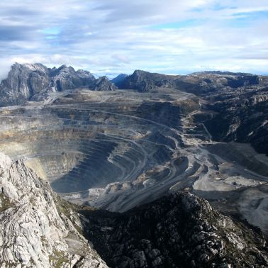 グラスベルグ鉱山と周辺の山並み
