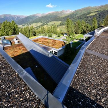 Gravel ballasted roof with single ply membranes