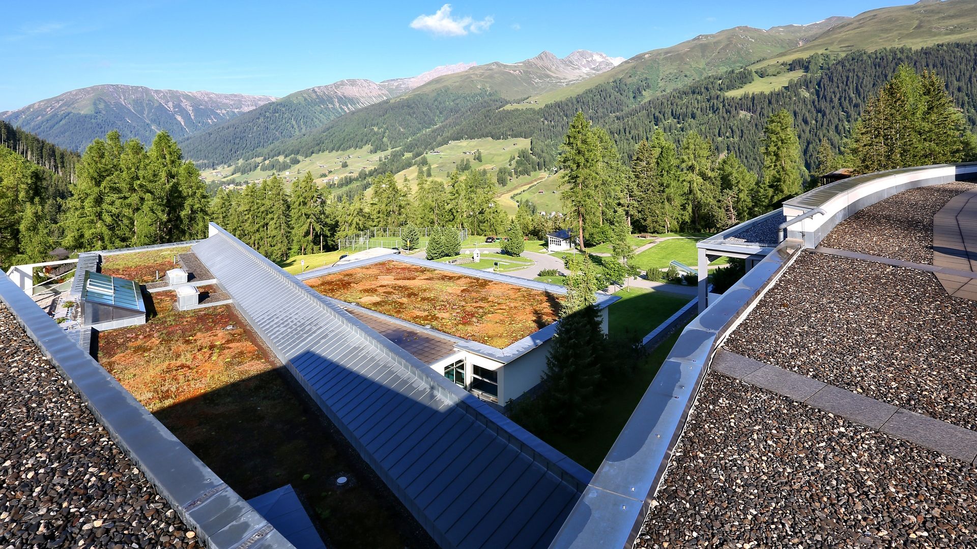 Gravel ballasted roof with single ply membranes