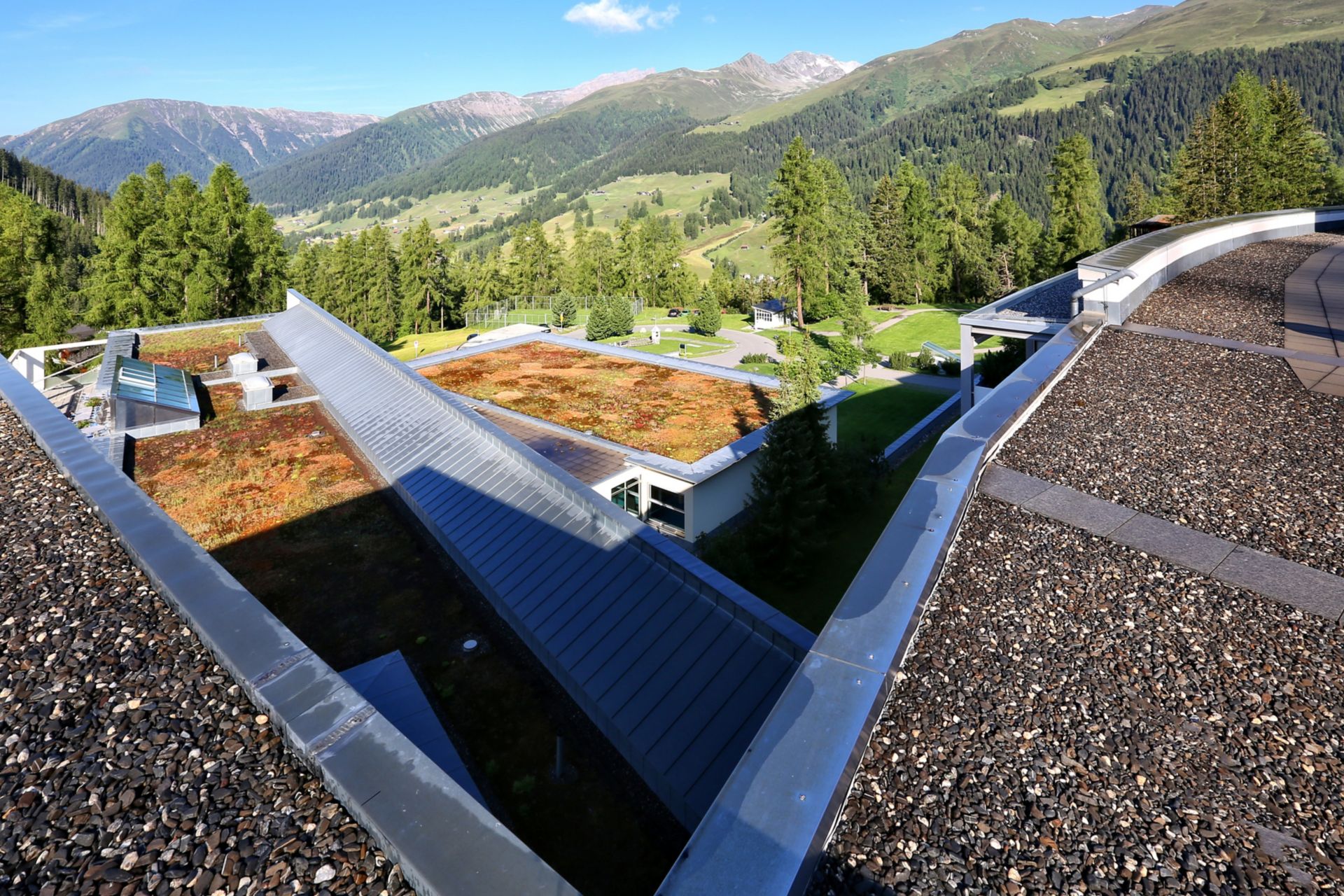 Gravel ballasted roof with single ply membranes