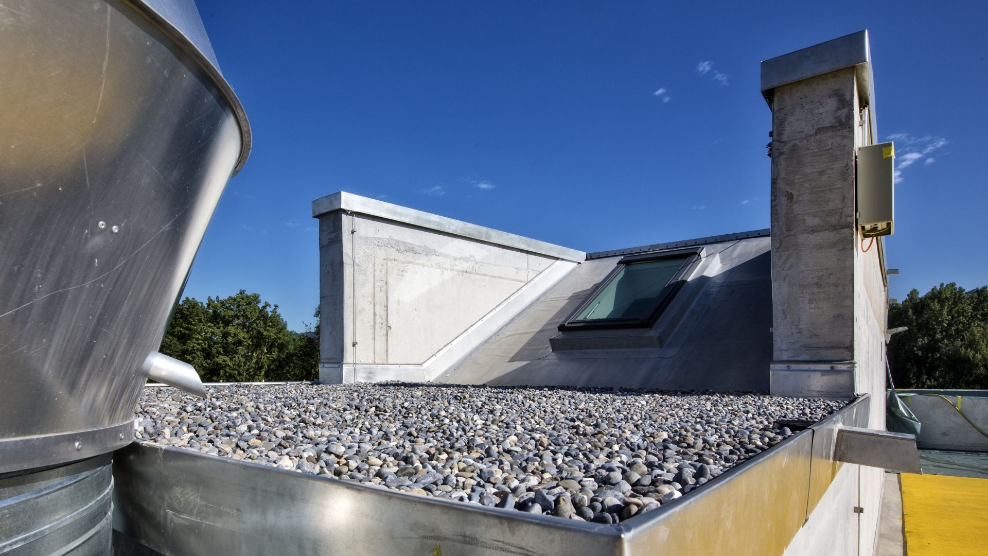 Gravel ballasted roof with single ply membranes