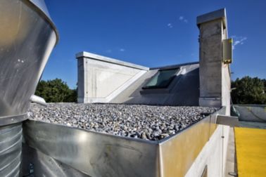 Gravel ballasted roof with single ply membranes