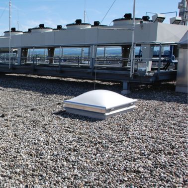 Gravel ballasted roof with single ply membranes