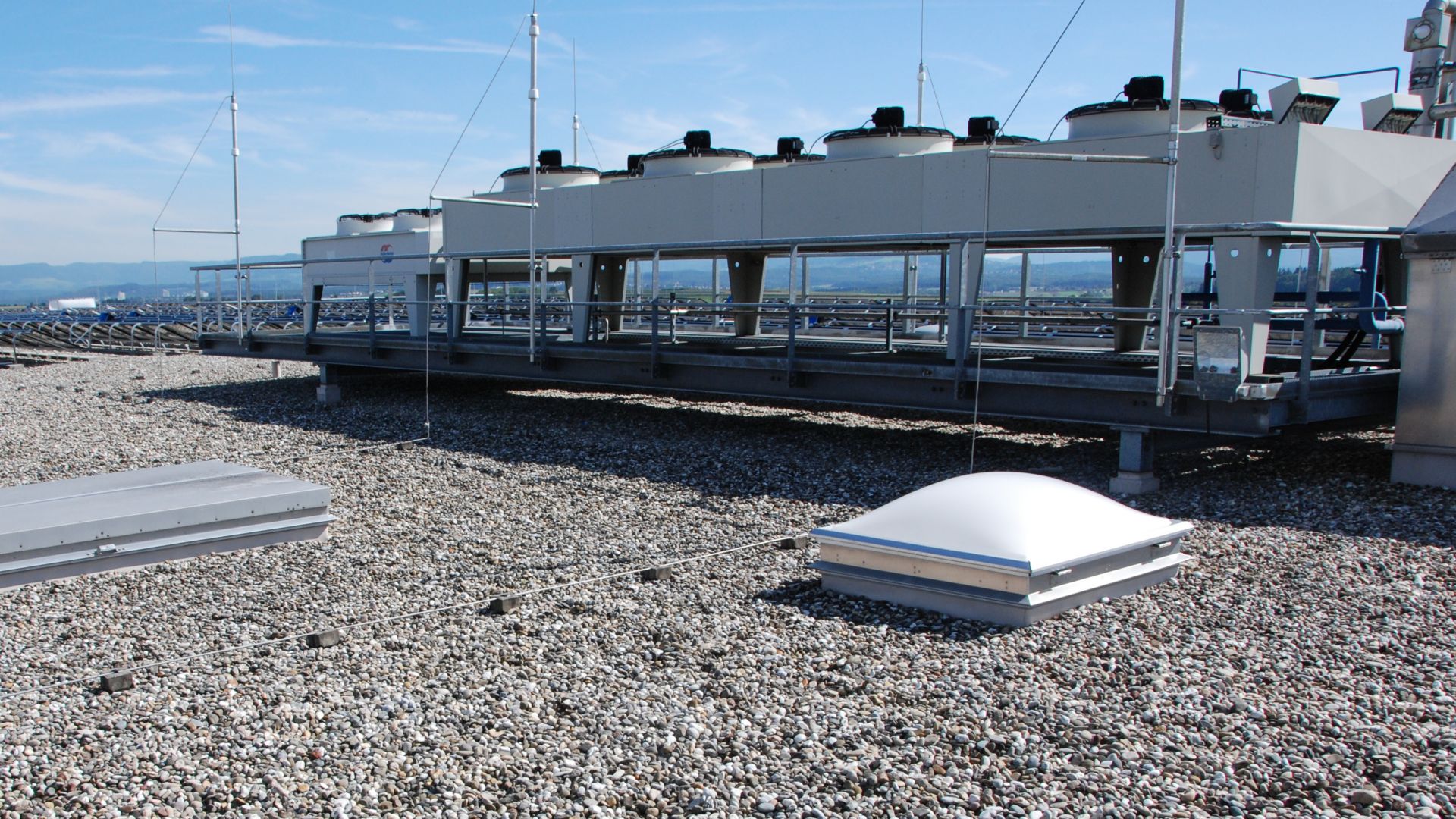 Gravel ballasted roof with single ply membranes