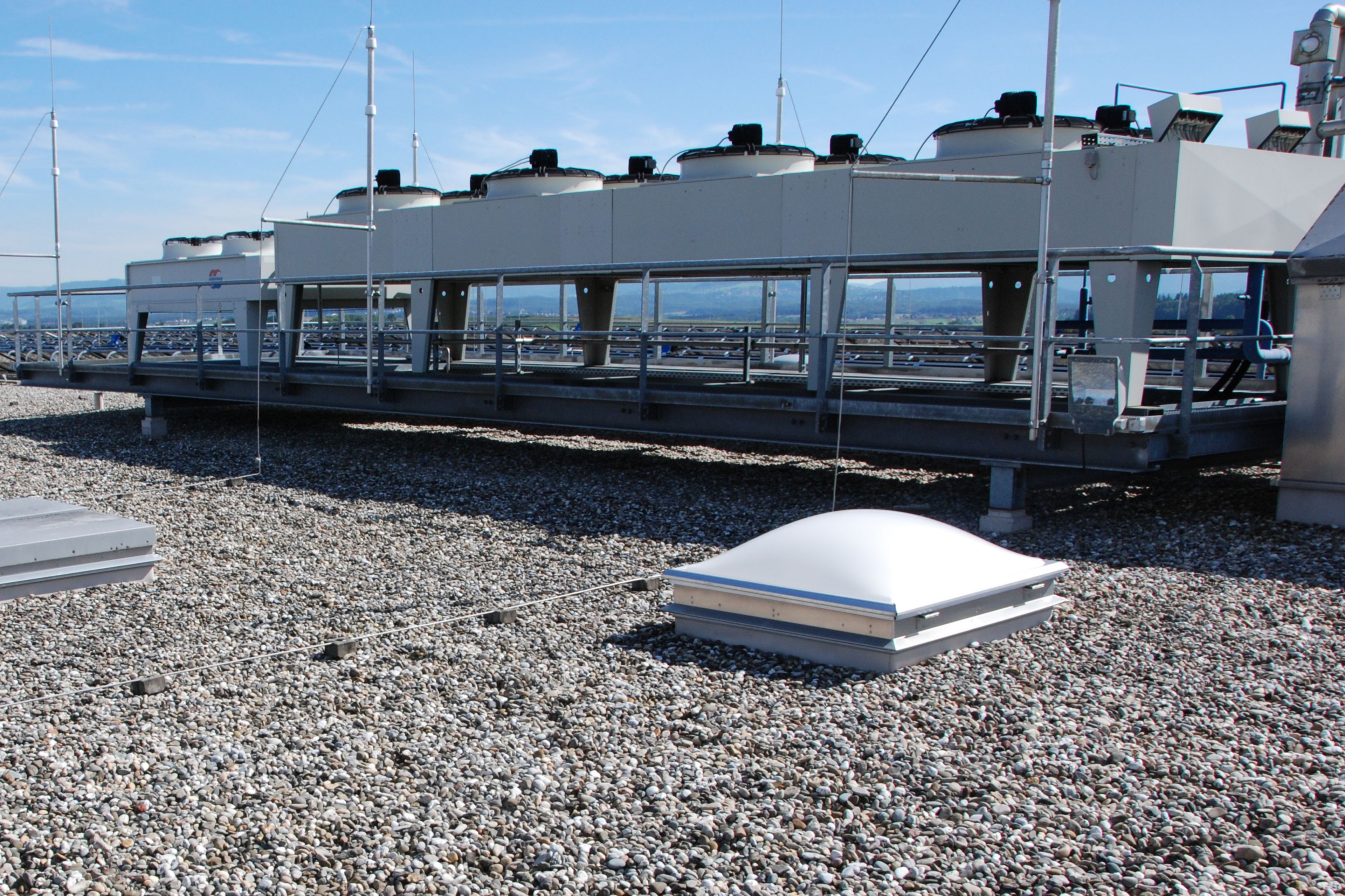 Gravel ballasted roof with single ply membranes