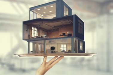 手握金属托盘与房屋建筑设计