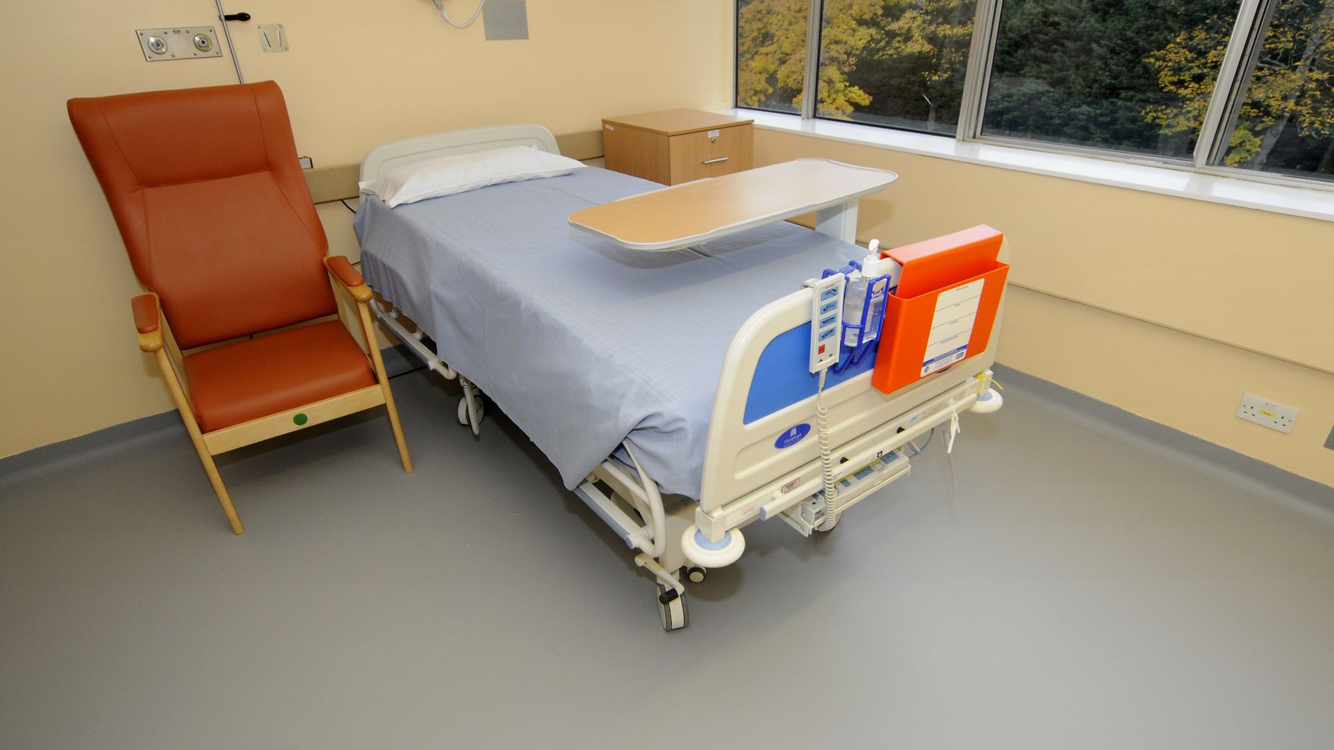 Sika’s standard Sika® ComfortFloor® flooring installed in a refurbished single room at York Hospital, UK.