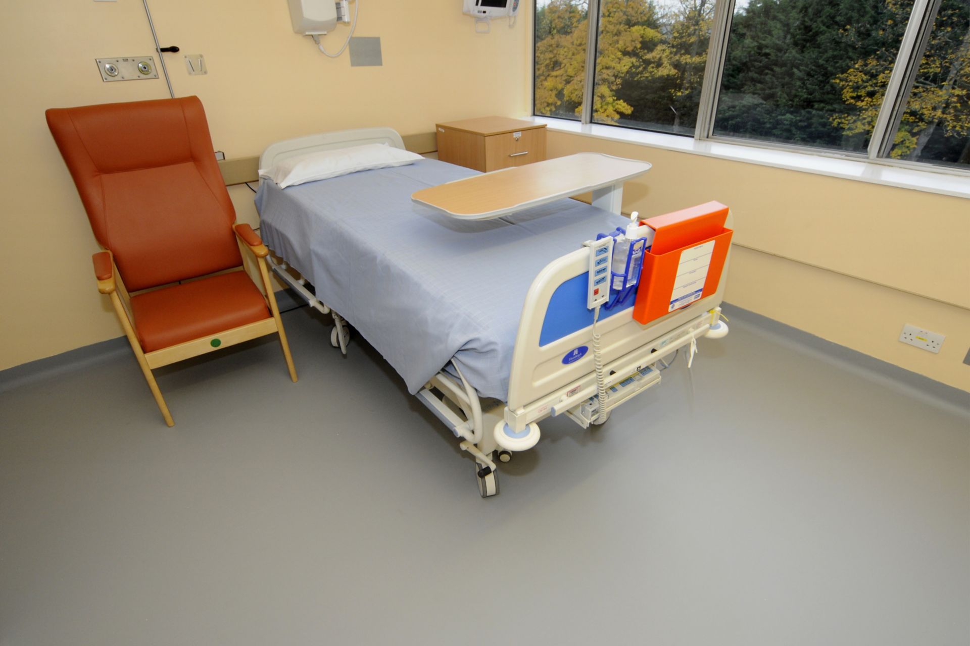 Sika’s standard Sika® ComfortFloor® flooring installed in a refurbished single room at York Hospital, UK.