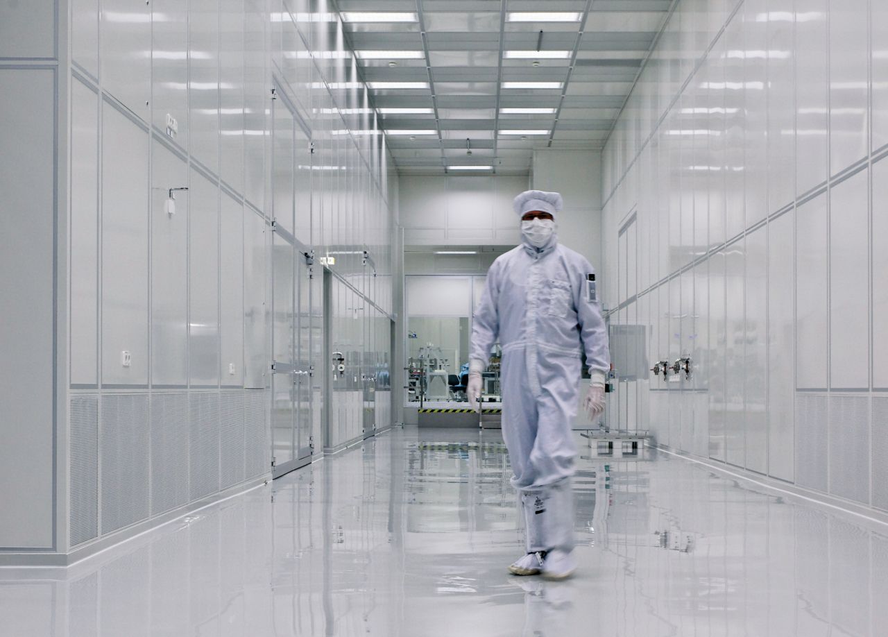 Industrial floor coating with Sikafloor system for clean room areas