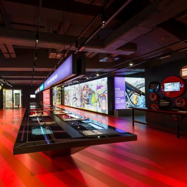 红色梅花牌舒适地板在大众剧院地铁站信息中心装饰地板