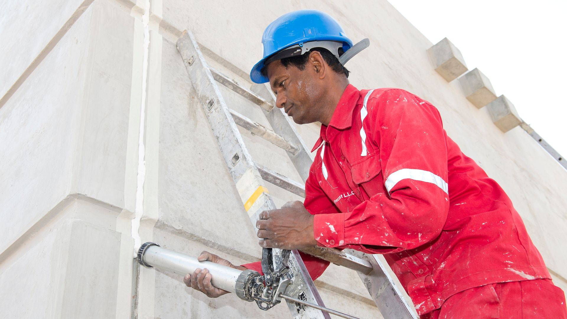 Man sealing joints of Musanda Villa structure with Sikaflex Construction+ at very high temperatures