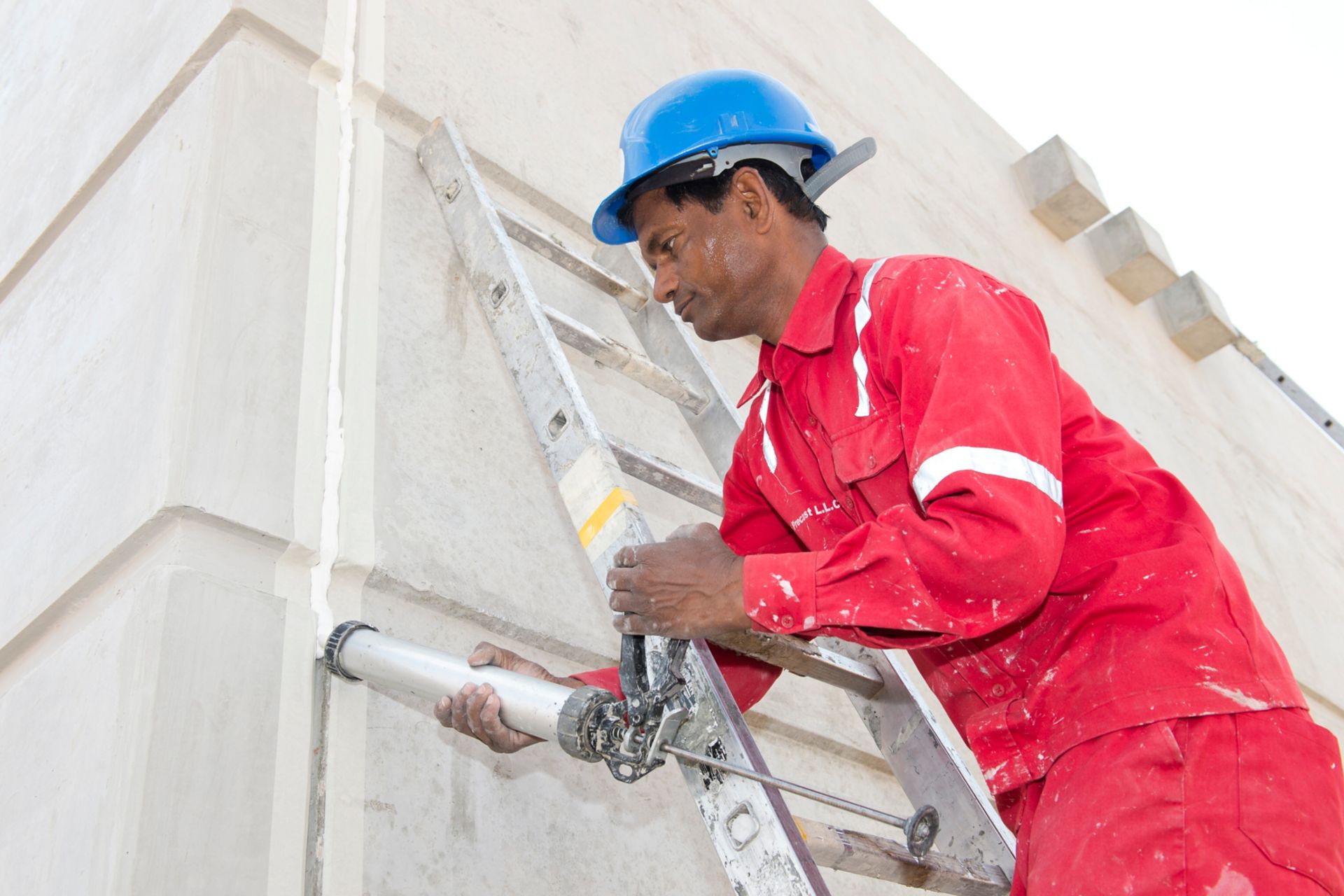 Man sealing joints of Musanda Villa structure with Sikaflex Construction+ at very high temperatures